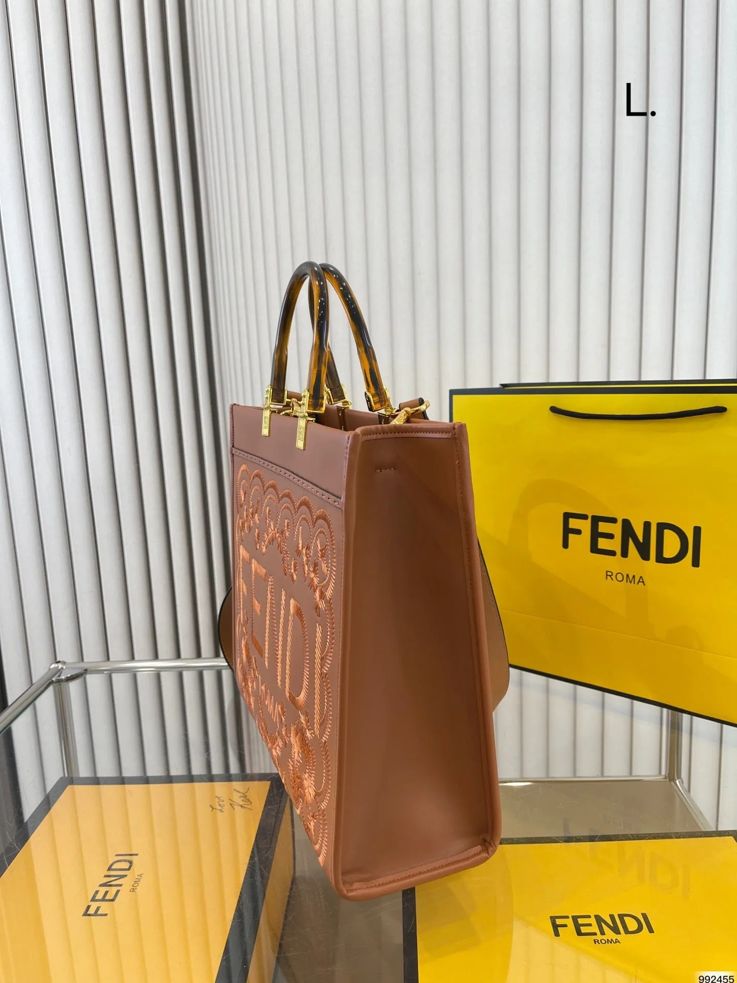 FF211 Fendi Sunshine Medium / 13.7x12.2x6.7inch