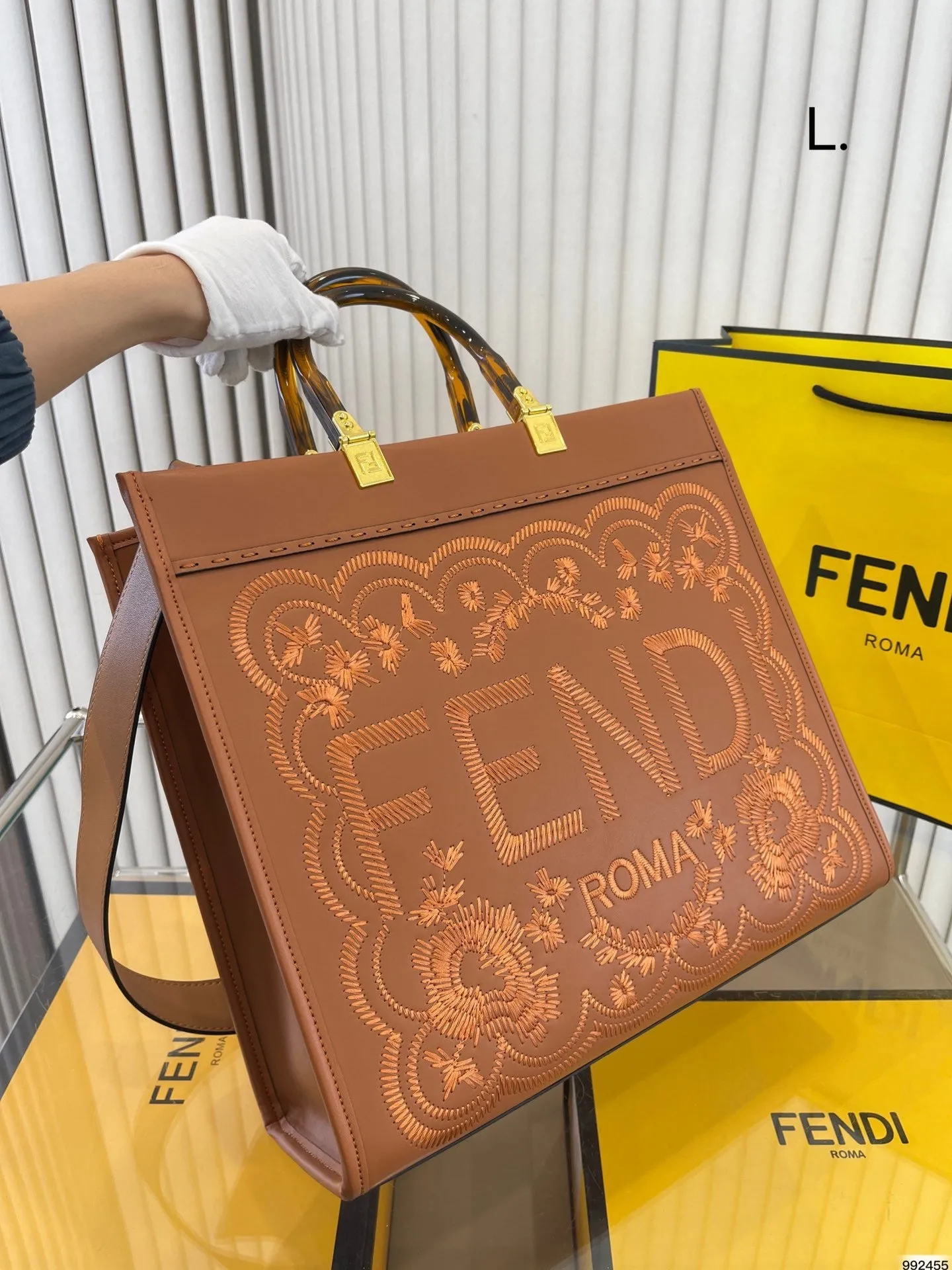 FF211 Fendi Sunshine Medium / 13.7x12.2x6.7inch