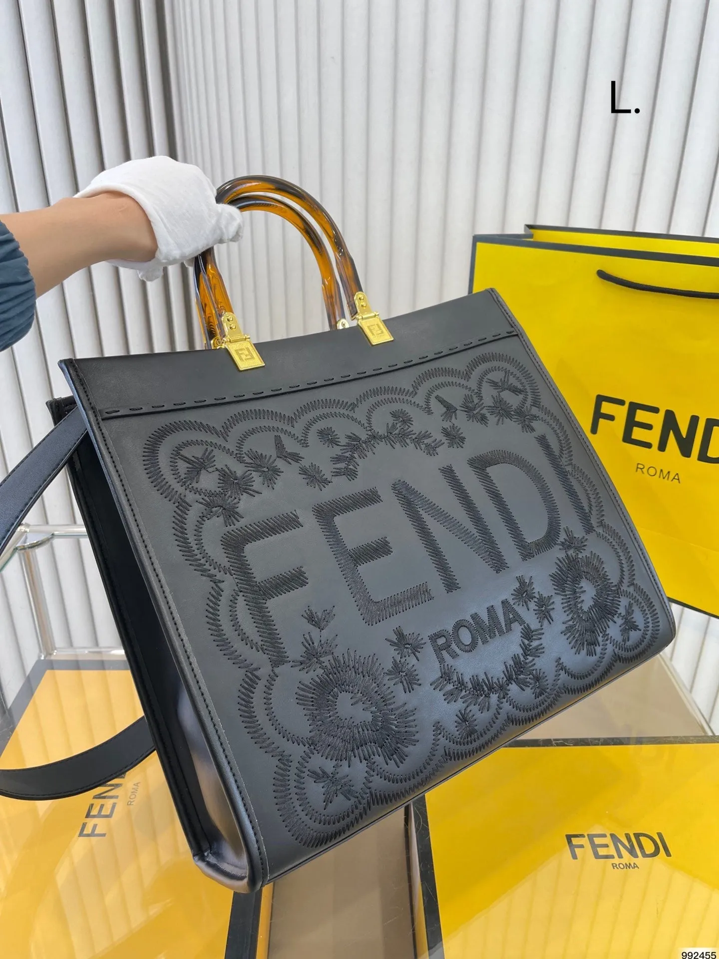 FF211 Fendi Sunshine Medium / 13.7x12.2x6.7inch