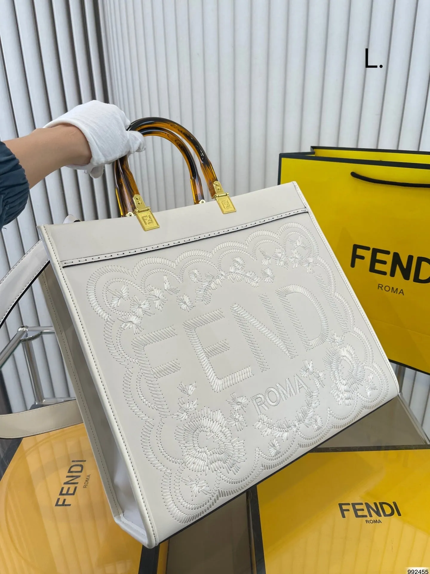 FF211 Fendi Sunshine Medium / 13.7x12.2x6.7inch