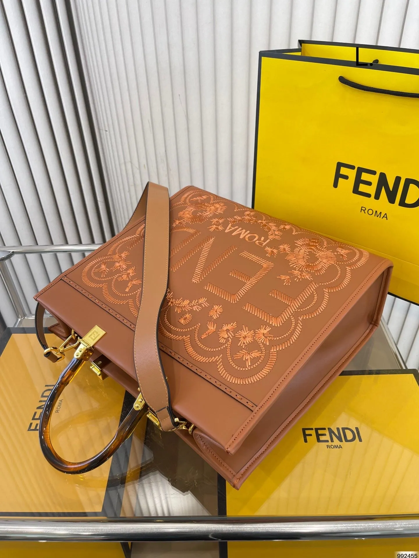 FF211 Fendi Sunshine Medium / 13.7x12.2x6.7inch